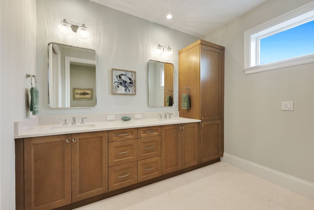 380 18th Ave S, Naples, FL 34102