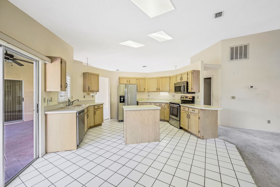 527 SE 37th St, Cape Coral, FL 33904