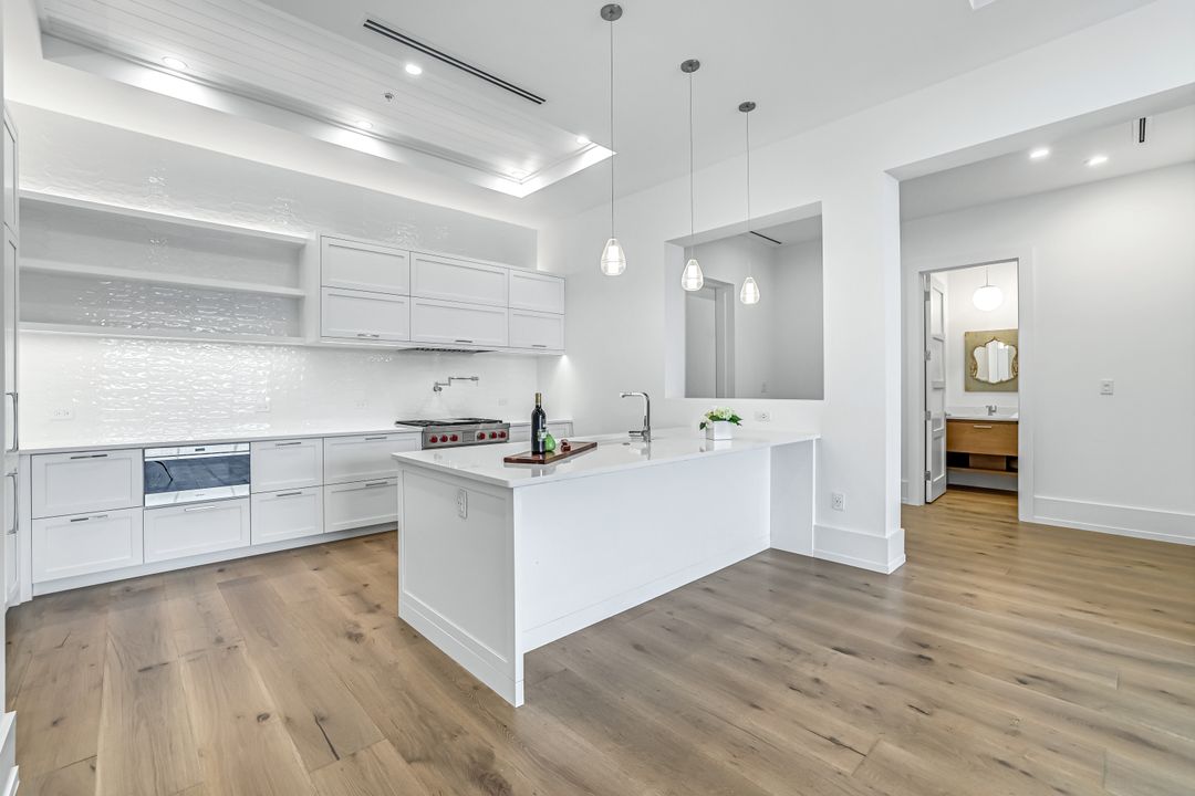 201 8th St S #308, Naples, FL 34102