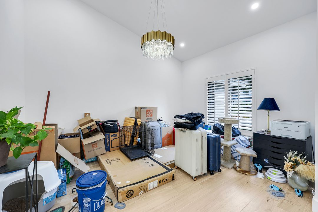 806 Knoll Wood Ct, Naples, FL 34108