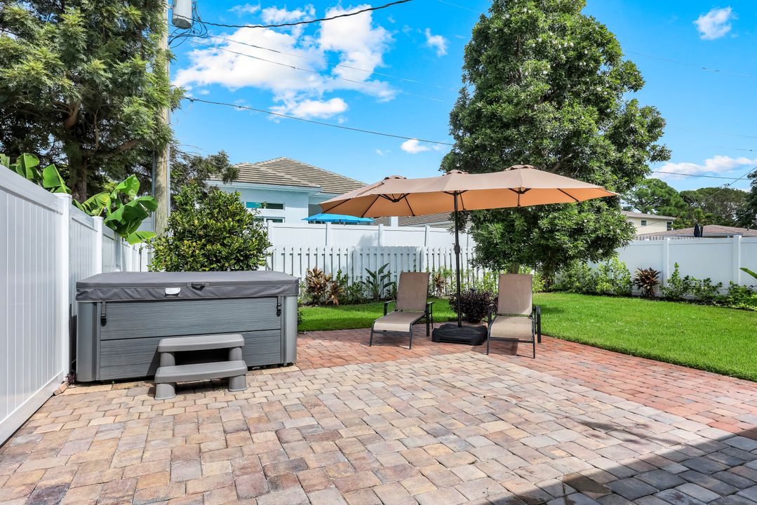 567 93rd Ave N, Naples, FL 34108