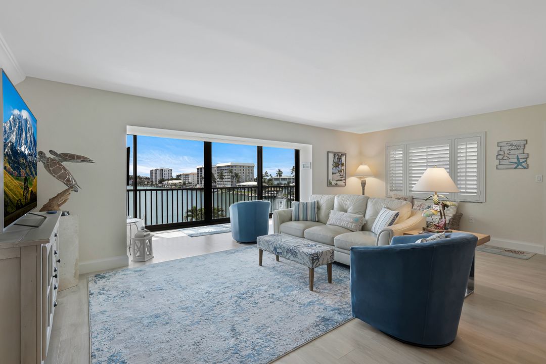 222 Harbour Dr #407, Naples, FL 34103