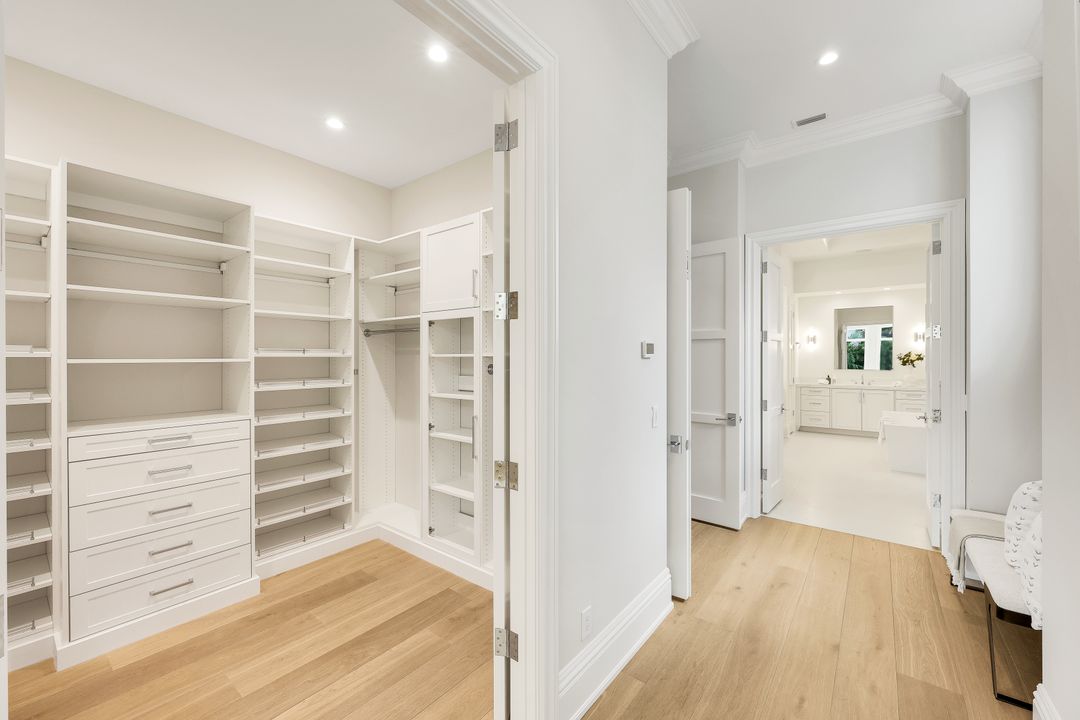 726 Riviera Dr, Naples, FL 34103