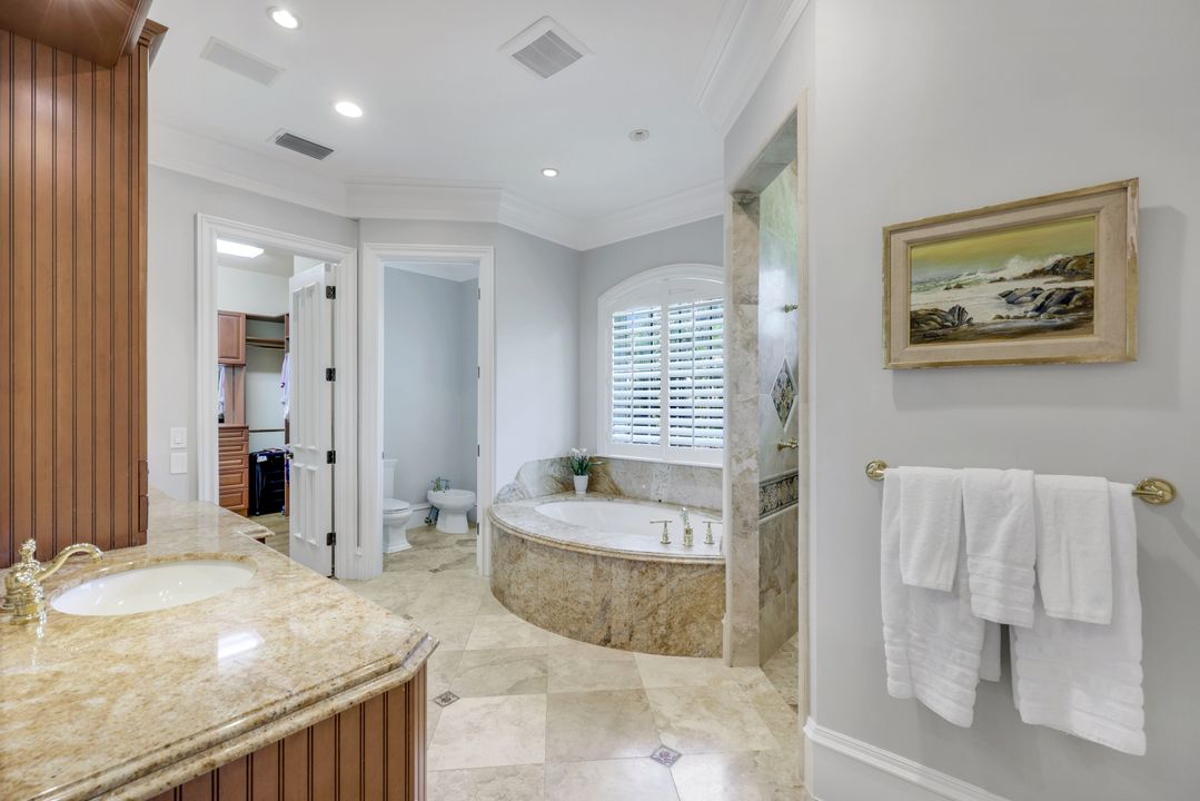 1550 Gordon Dr, Naples, FL 34102