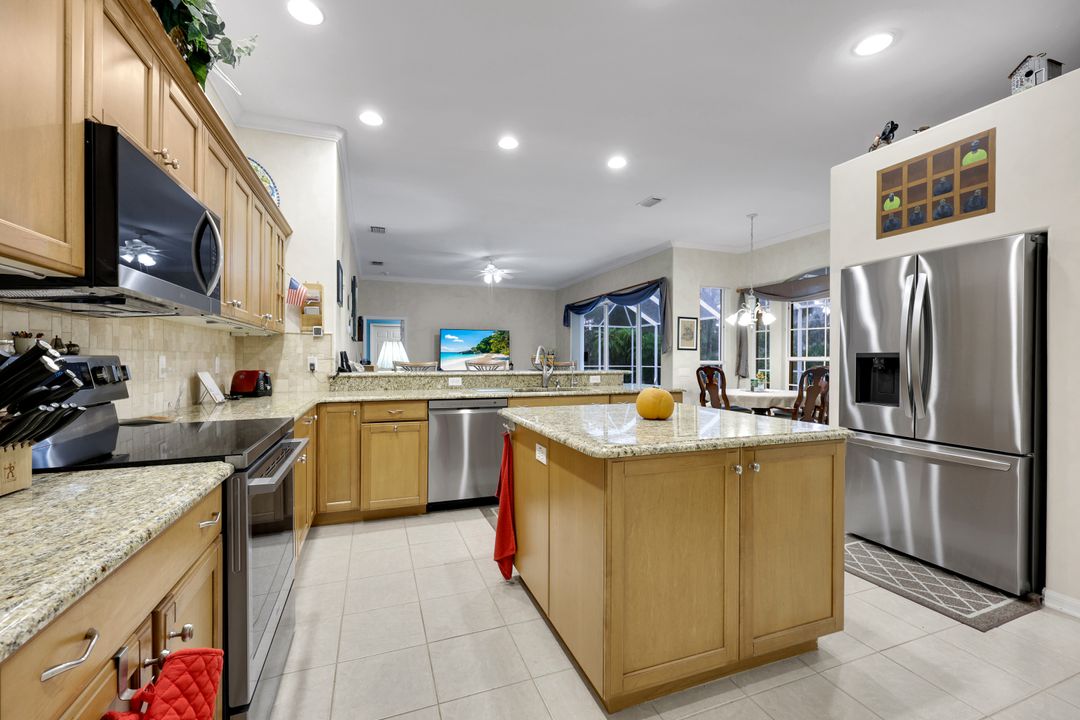 661 27th St NW, Naples, FL 34120