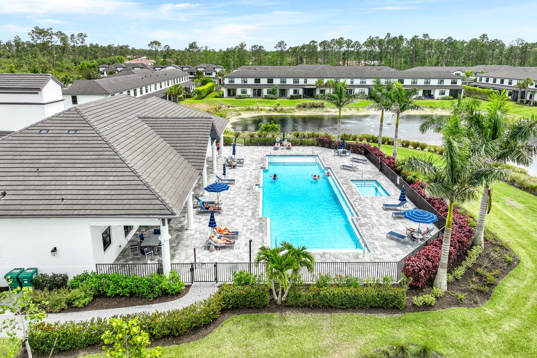 7473 Rockefeller Dr, Naples, FL 34119