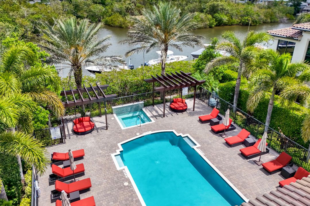 2472 Breakwater Wy #11-202, Naples, FL 34112