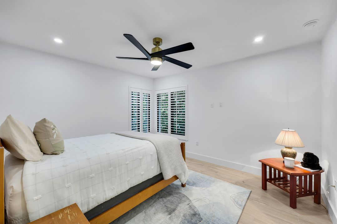 806 Knoll Wood Ct, Naples, FL 34108