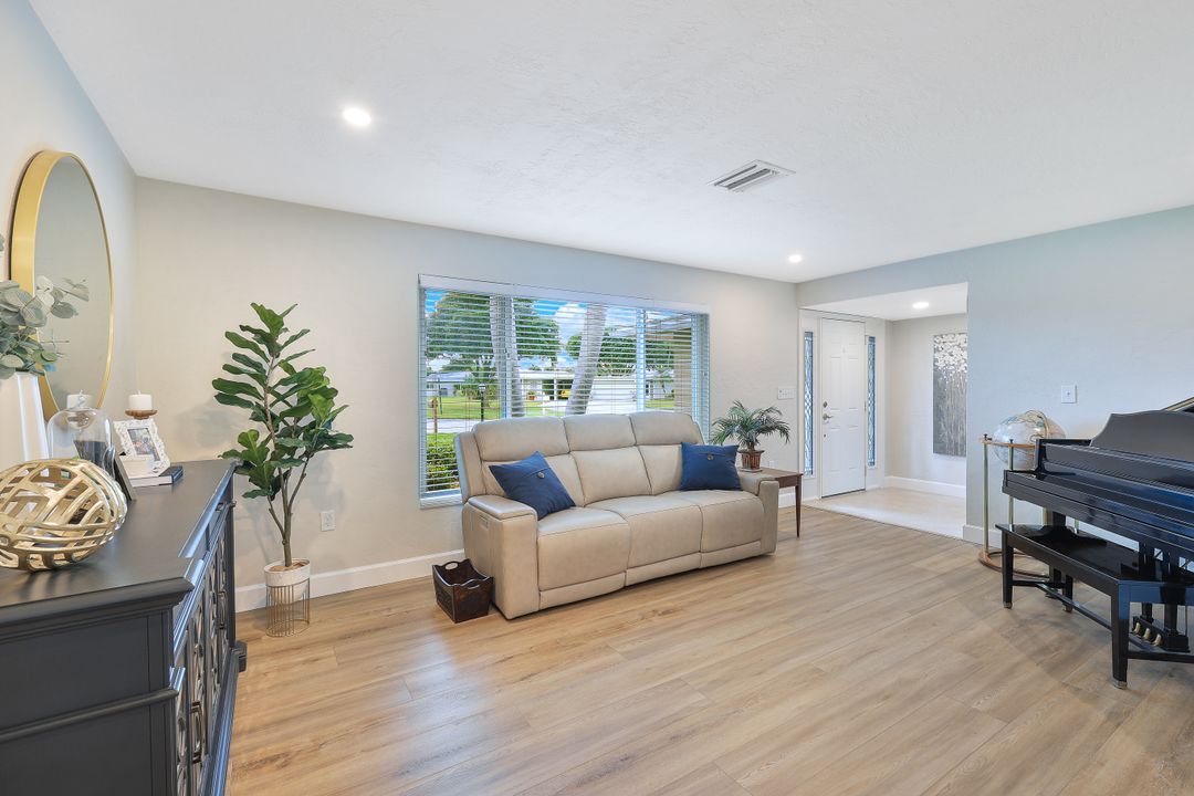 1515 Tredegar Dr, Fort Myers, FL 33919