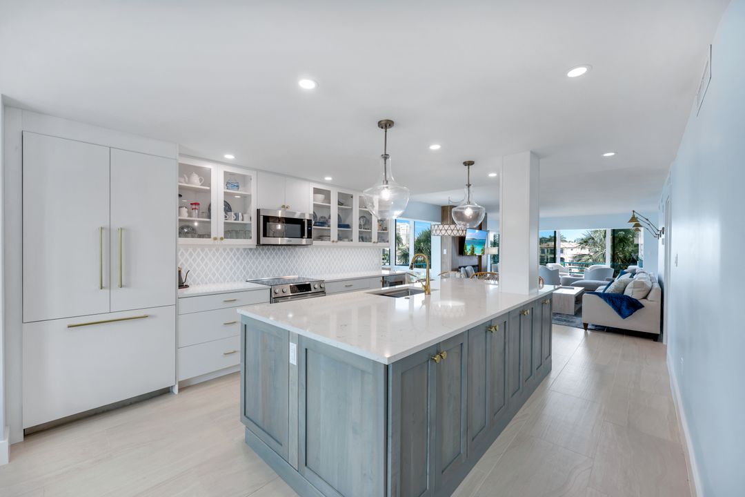 305 Park Shore Dr, Naples, FL 34103