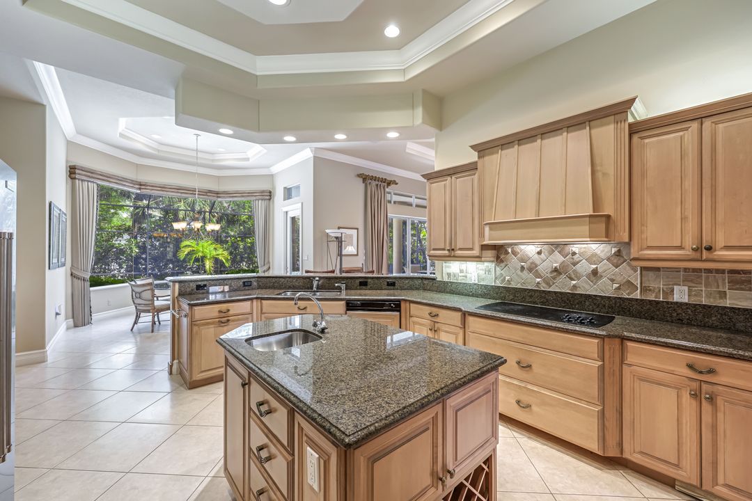 258 9th Ave S, Naples, FL 34102