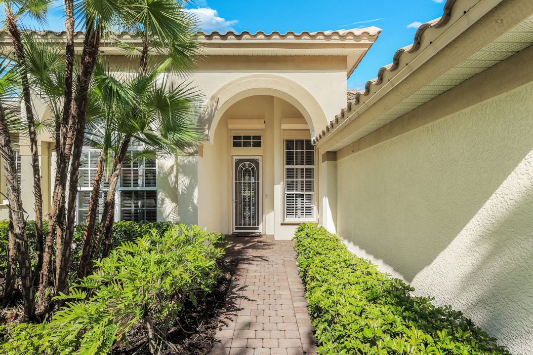 8737 Mustang Island Cir, Naples, FL 34113