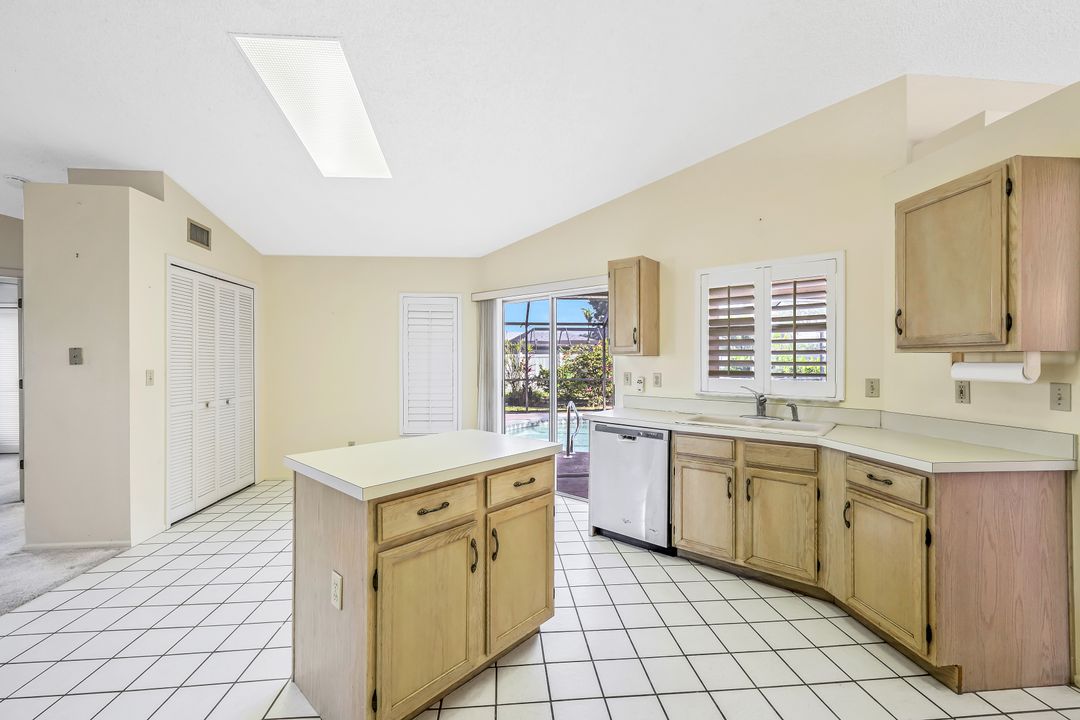 527 SE 37th St, Cape Coral, FL 33904