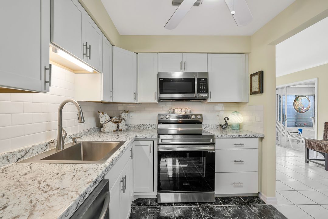 9 Hackney Ln, Naples, FL 34112