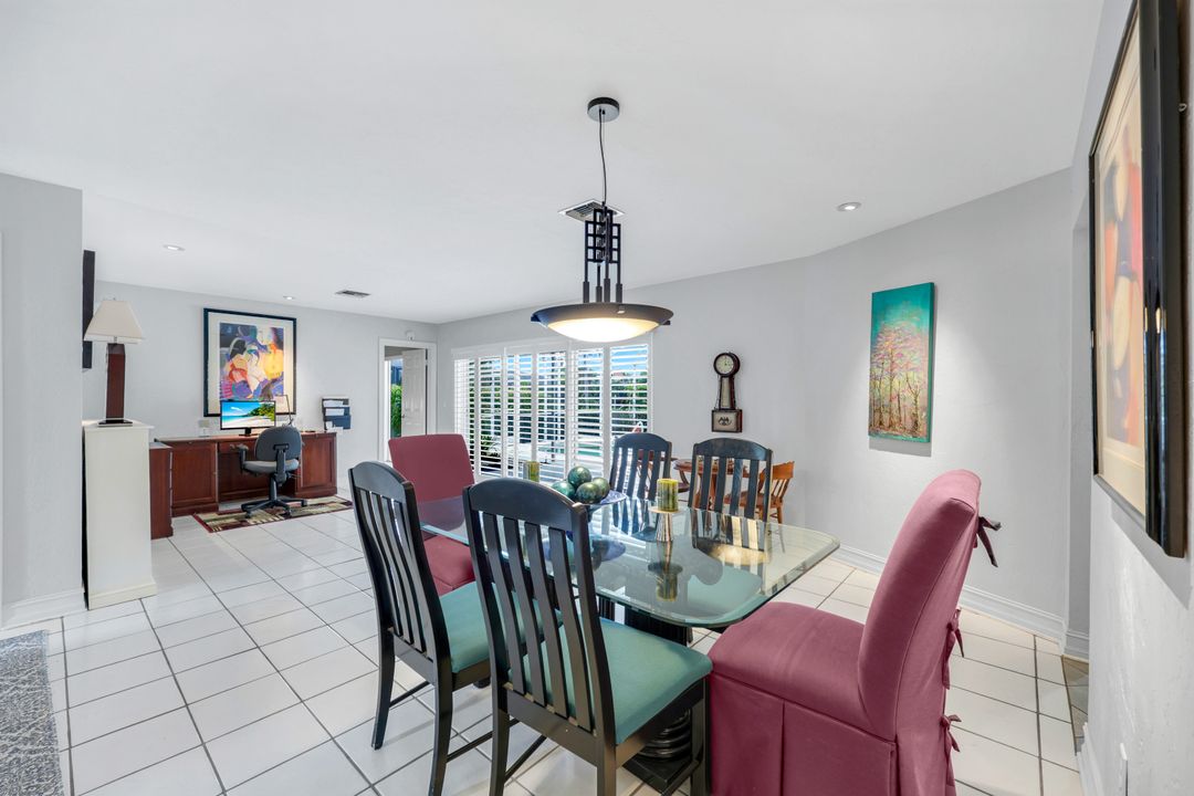 211 Pine Valley Cir, Naples, FL 34113