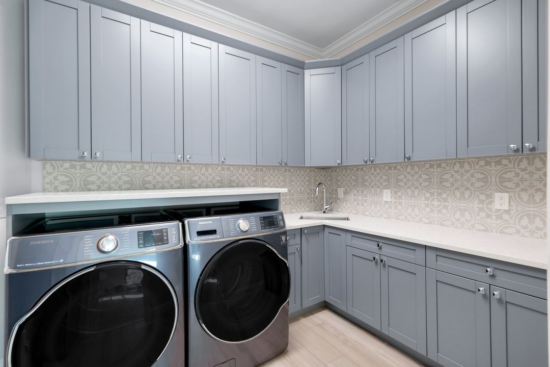 90 22nd Ave NW, Naples, FL 34120