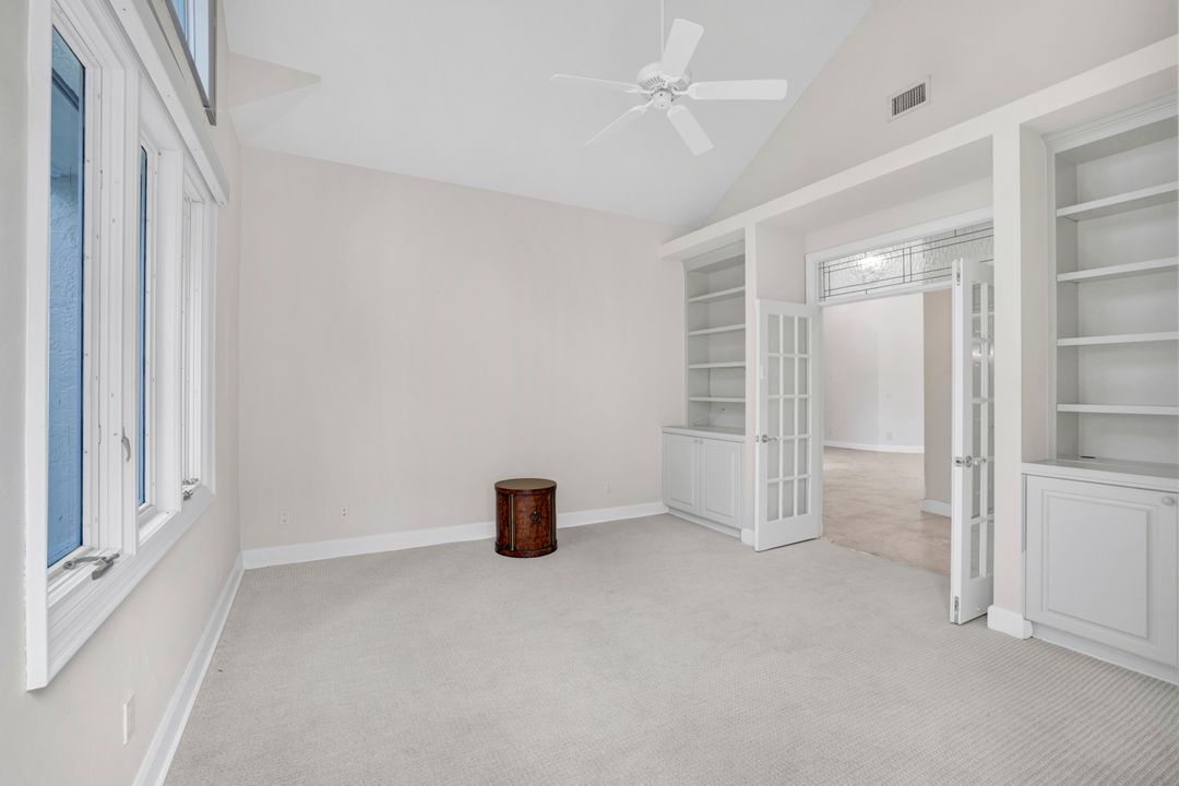 695 Ardmore Ln, Naples, FL 34108