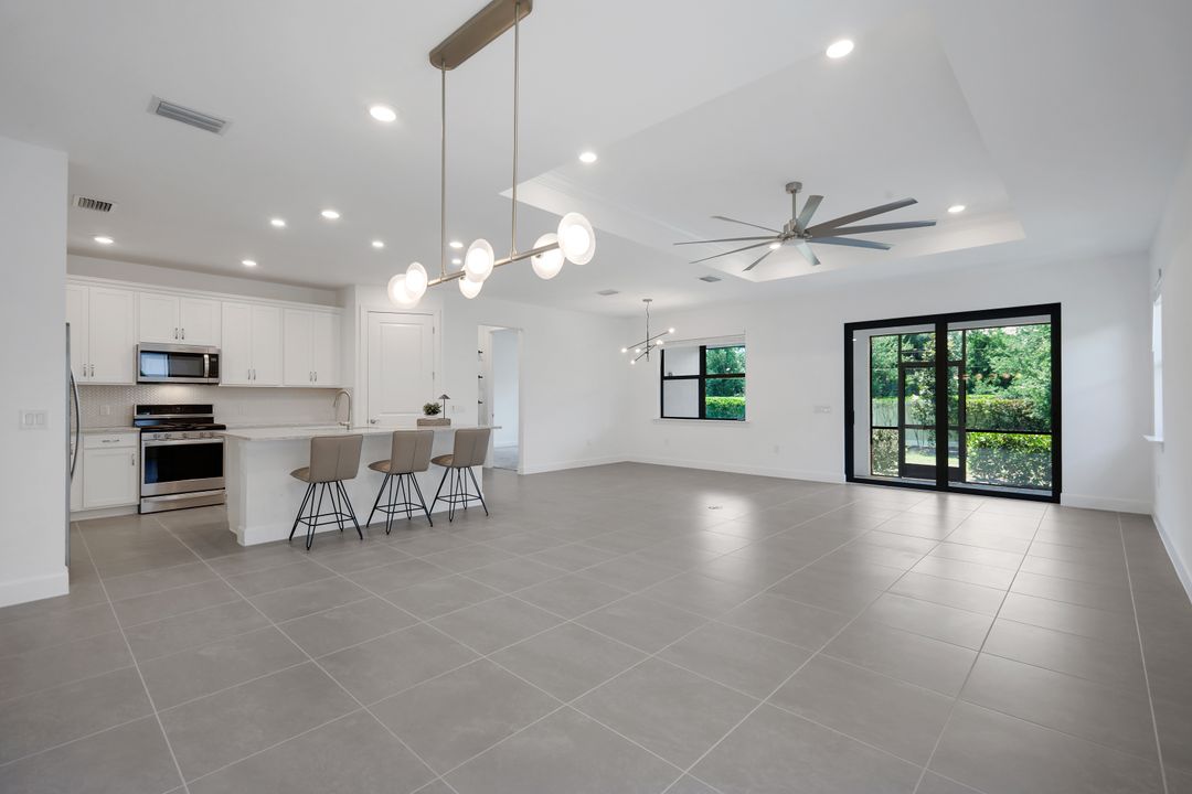 10518 Ventana Ct, Naples, FL 34120