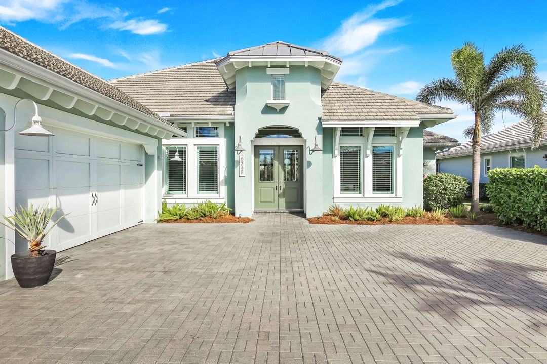 6348 Lyford Isle Dr, Naples, FL 34113