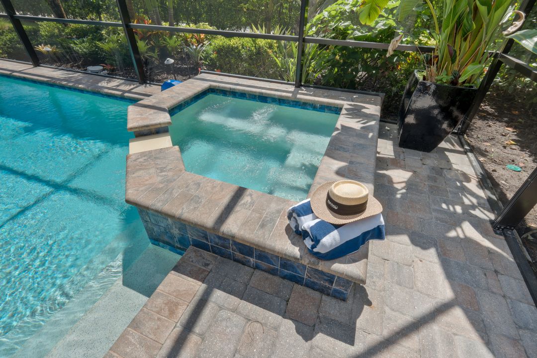 9640 Everglades Dr, Naples, FL 34120