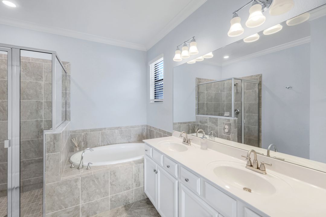 9445 Glenforest Dr, Naples, FL 34120