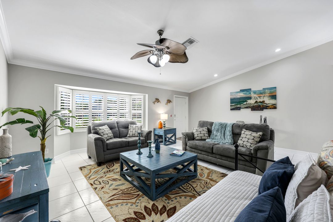 567 93rd Ave N, Naples, FL 34108