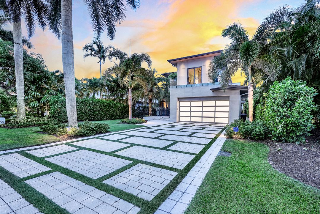 355 7th Ave S, Naples, FL 34102