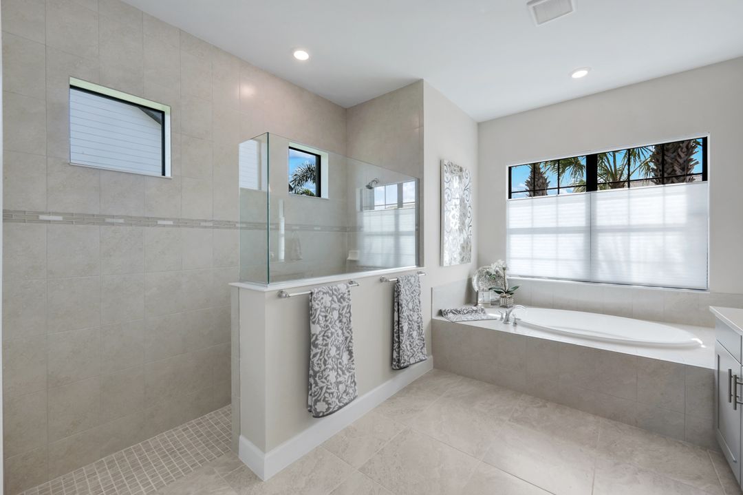 9577 Everglades Dr, Naples, FL 34120