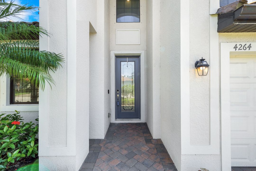 4264 Raffia Palm Cir, Naples, FL 34119