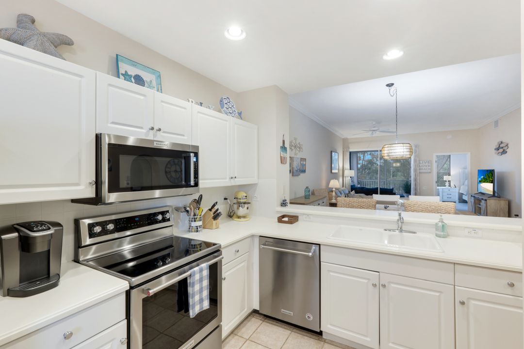 8267 Parkstone Pl #302, Naples, FL 34120