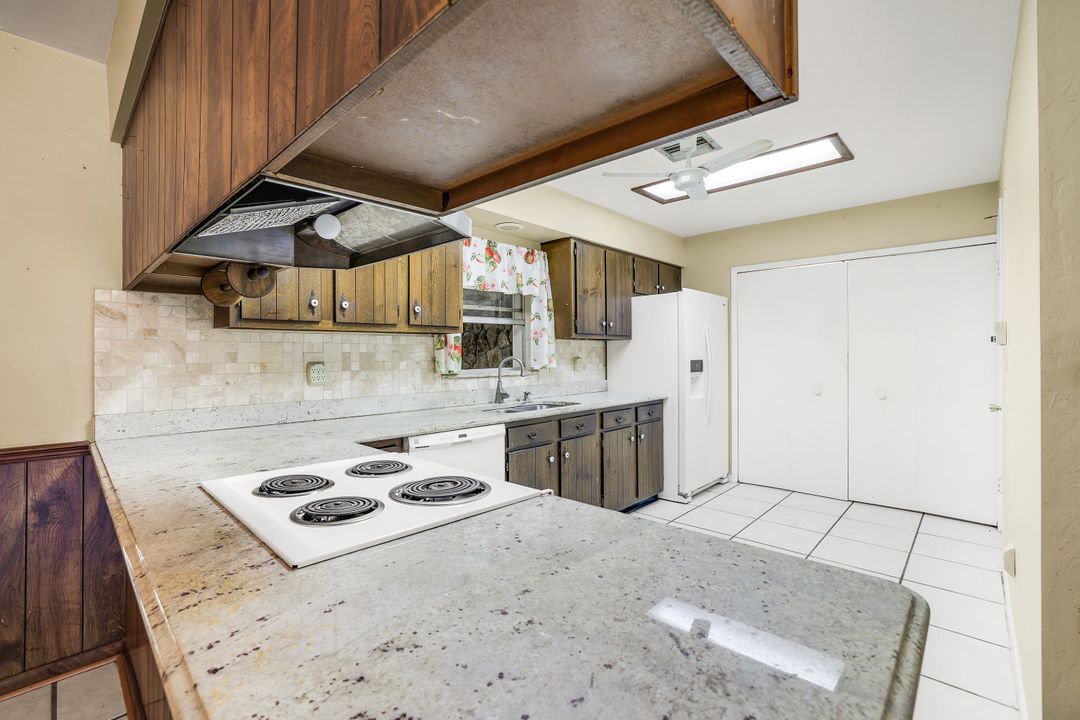 5290 Cypress Ln, Naples, FL 34113