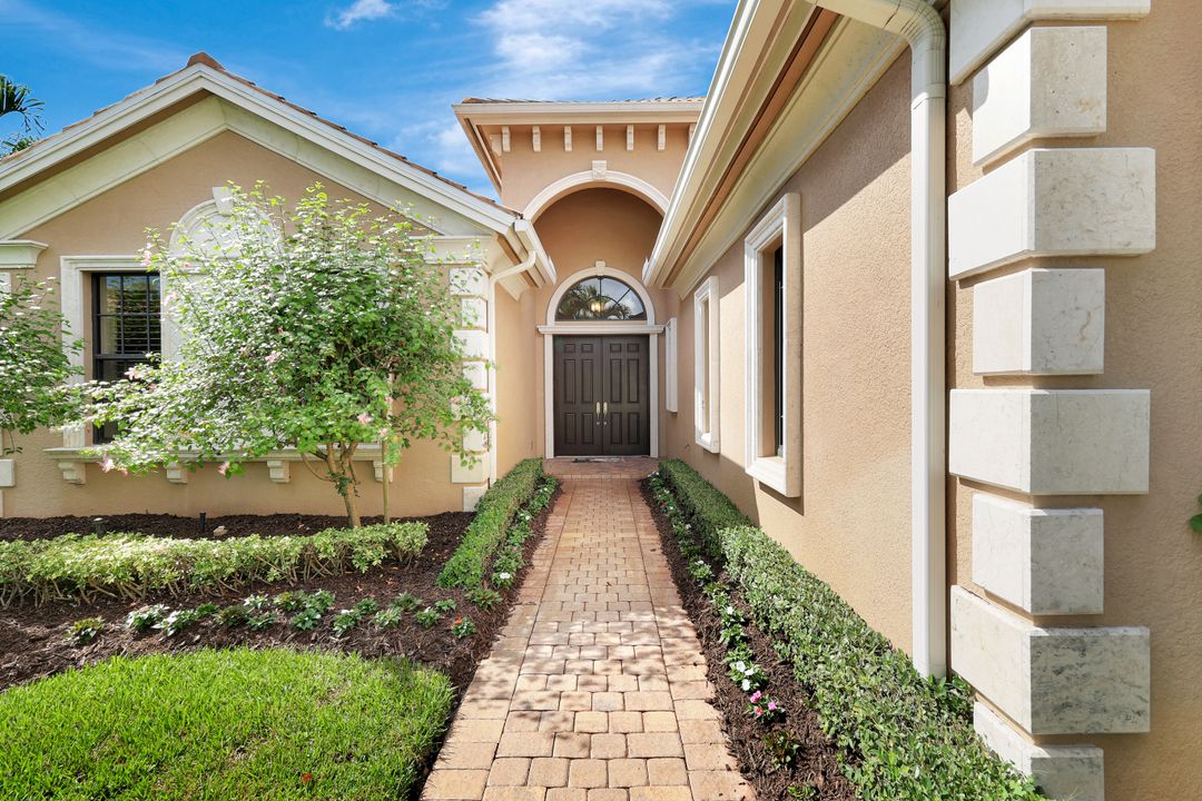 5717 Hammock Isles Dr, Naples, FL 34119