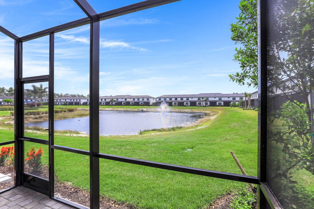 7473 Rockefeller Dr, Naples, FL 34119