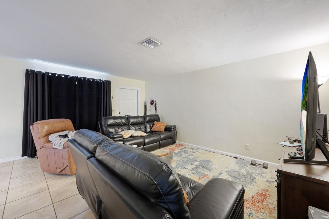 913 SE 13th St  #913/915, Cape Coral, FL 33990