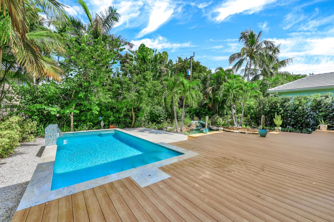 355 7th Ave S, Naples, FL 34102