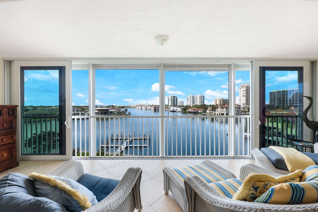 250 Park Shore Dr, Naples, FL 34103