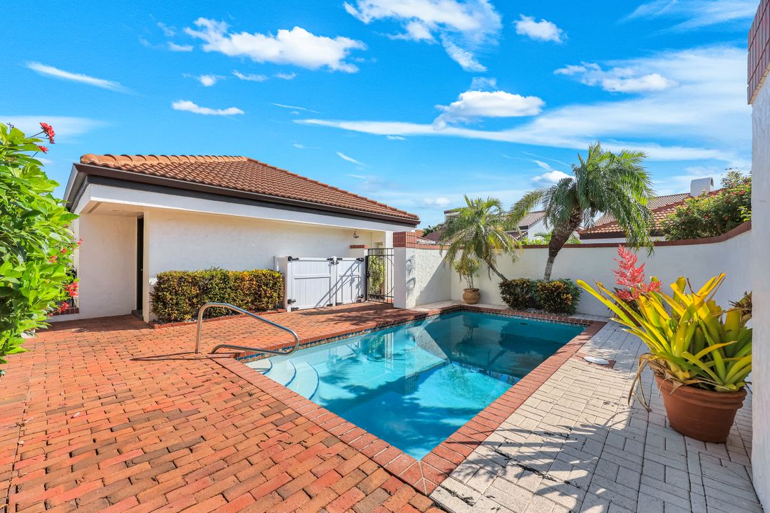 529 Bay Villas Ln, Naples, FL 34108
