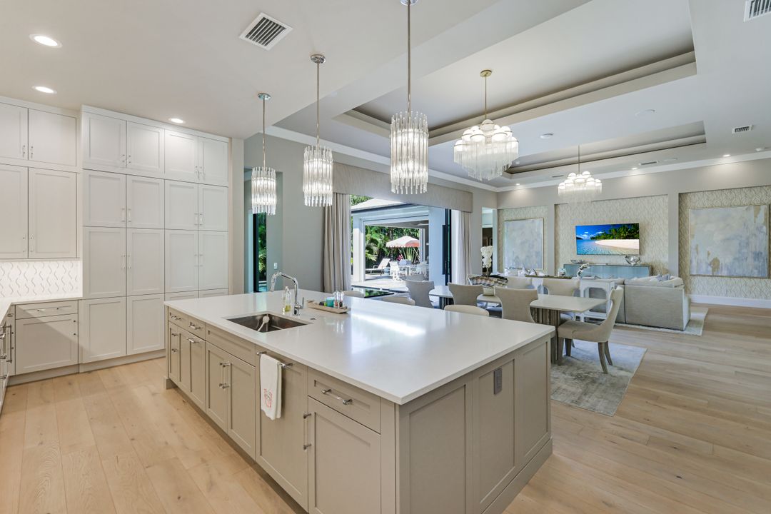 760 Park Shore Dr, Naples, FL 34103