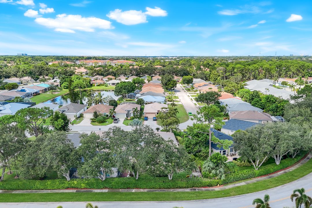 200 Stanhope Cir, Naples, FL 34104