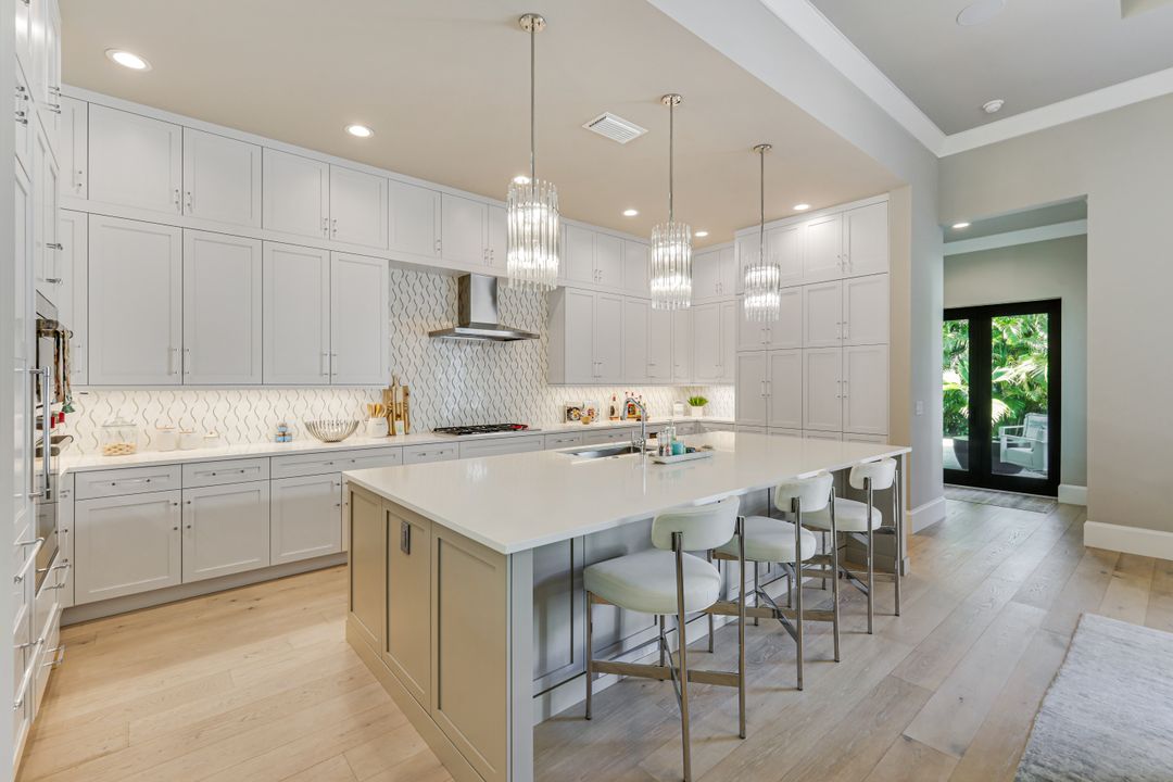 760 Park Shore Dr, Naples, FL 34103