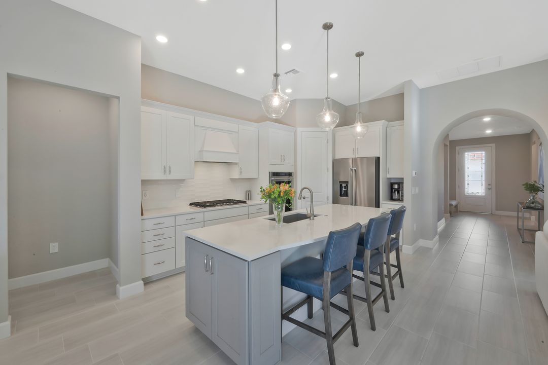 9815 Everglades Dr, Naples, FL 34120