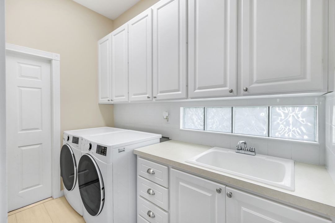 4338 Queen Elizabeth Way, Naples, FL 34119