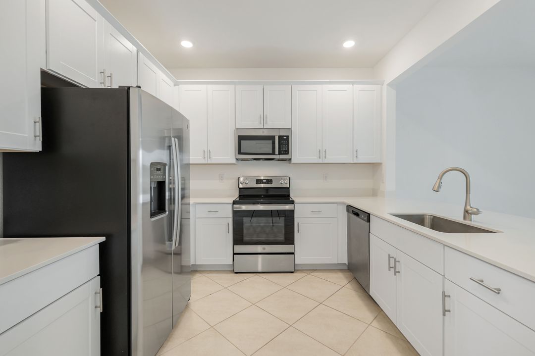 2858 Blossom Wy, Naples, FL 34120