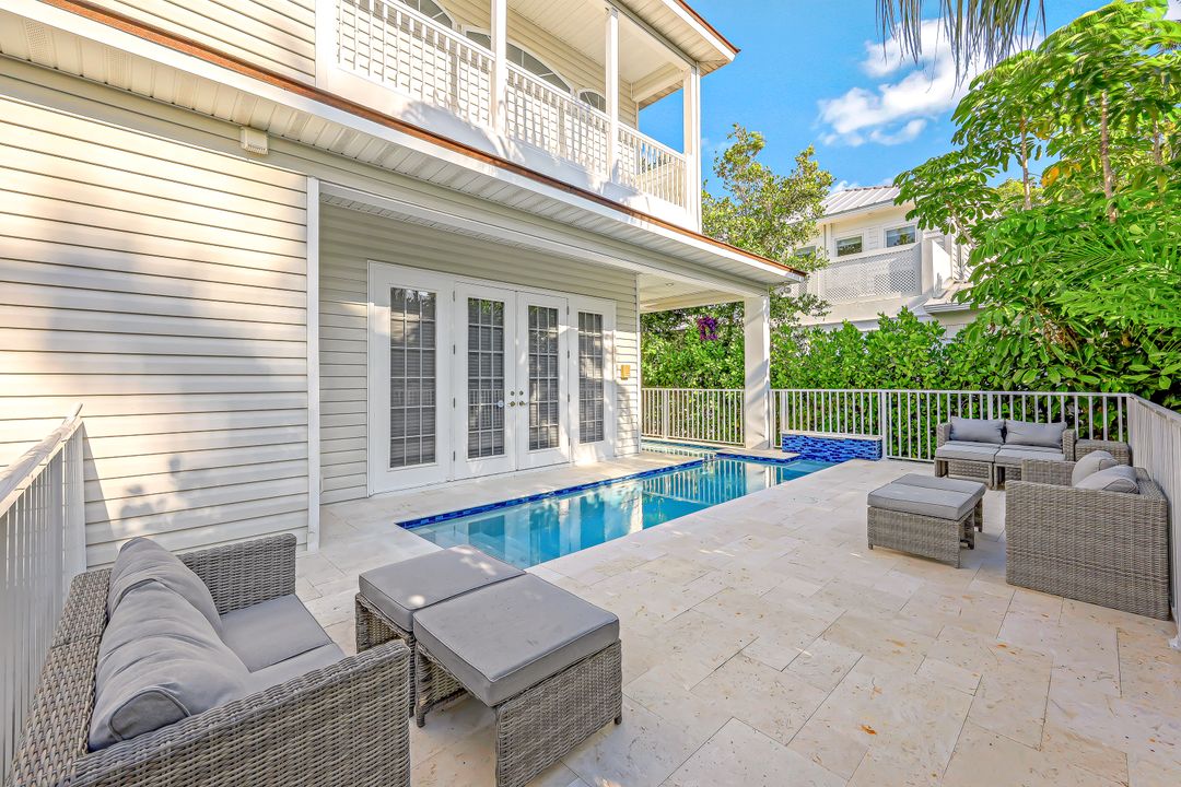 160 3rd St N, Naples, FL 34102