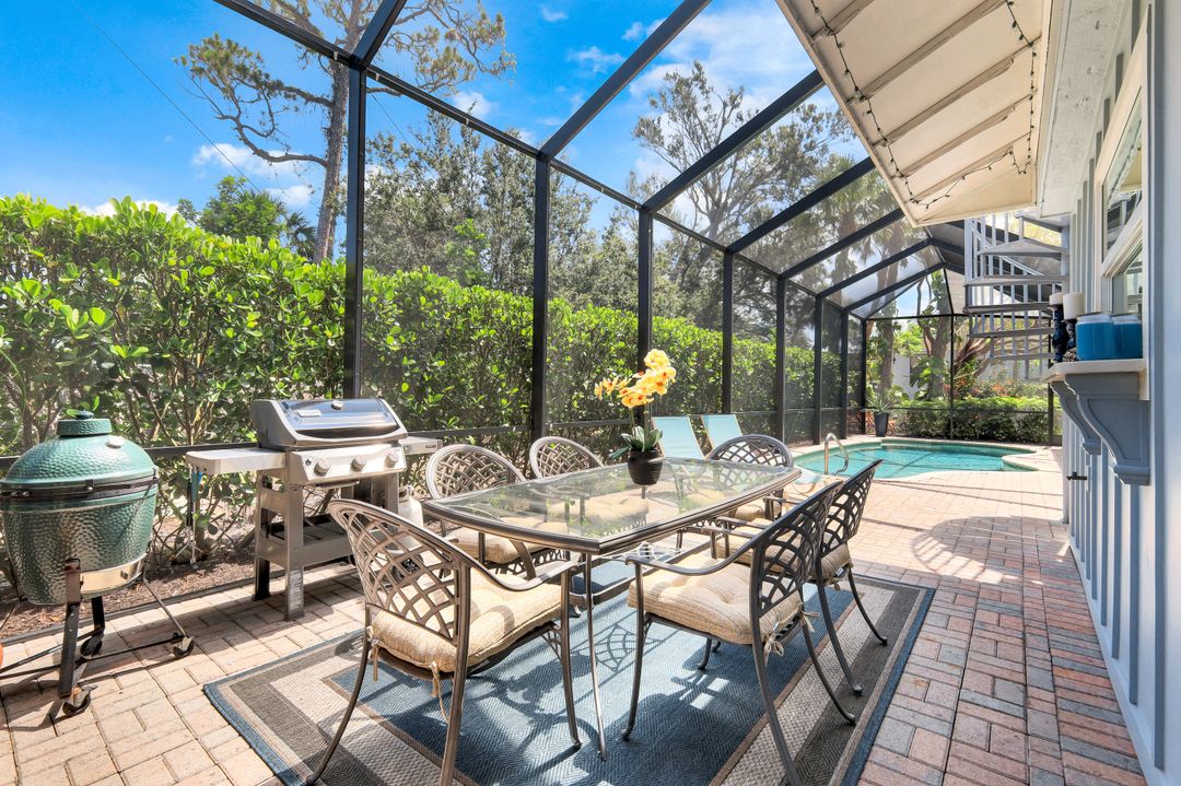 9602 Vanderbilt Dr, Naples, FL 34108