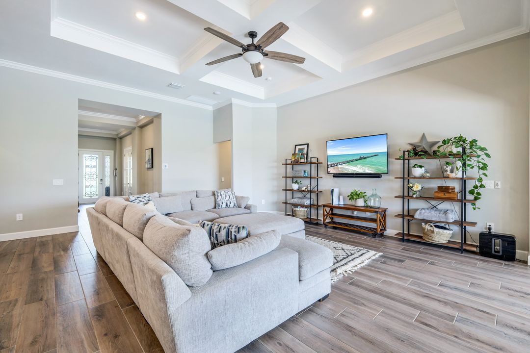 9554 Everglades Dr, Naples, FL 34120