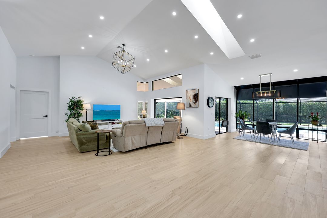 806 Knoll Wood Ct, Naples, FL 34108