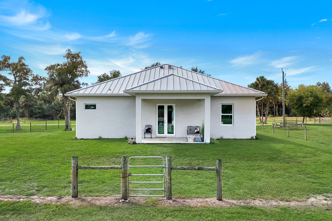 1960 Moulder Dr, Naples, FL 34120