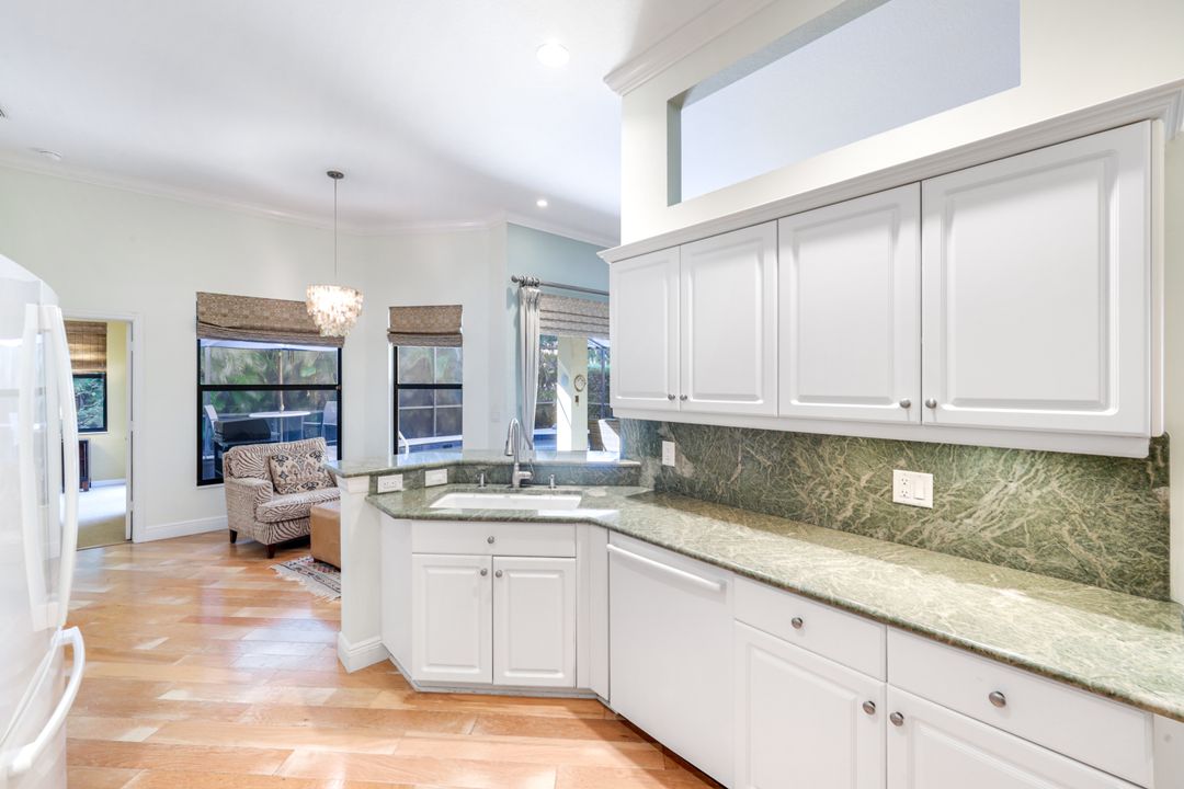 302 Sawgrass Ct, Naples, FL 34110