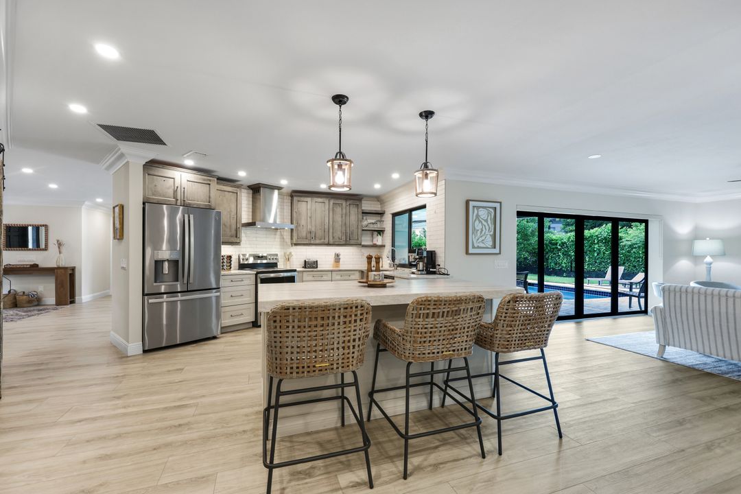 517 Parkwood Ln, Naples, FL 34103